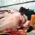 Ein Arbeiter trennt die Haut eines Wales vom Körper ab (Foto: dpa)