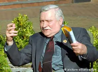 2008年6月17日瓦文萨在格旦斯克跟记者谈论有关他过去的新书