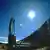 Die Sonne scheint über einem Parabolspiegel mit in der Mitte plazierten Solarreceivern eines solarthermischen Parabolrinnenkraftwerks in Kalifornien Quelle: TREC