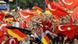 Deutsche und türkische Fußballfans schwenken 2008 in Berlin Fahnen ihrer Staaten (Foto: AP) Deutsche und türkische Fußballfans schwenken 2008 in Berlin Fahnen ihrer Staaten (Foto: AP)