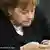 Ангела Меркель с мобильным телефоном