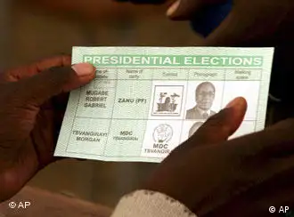 津巴布韦首都哈拉雷一位选民手持选票