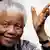 Lachend lehnt sich Nelson Mandela in seinem Stuhl zurück(Foto: AP)