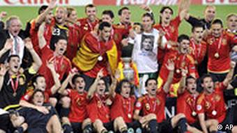 Spain Lifts Trophy In Euro 2008 Sports German Football And Major International Sports News Dw 29 06 2008