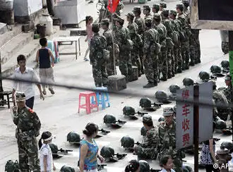 武警战士在瓮安县城