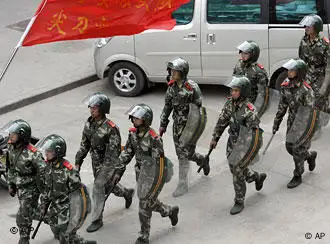 中国近几年连续发生群体性抗议事件，警方多采取镇压手段平息