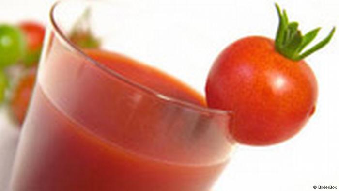 Glas mit Saft und Tomate (BilderBox)