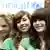 Die 16-jährigen Schülerinnen Nora, Jasmin und Julika vor einem Unicef-Plakat. Quelle: dpa