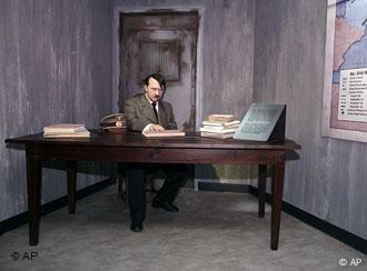 Vor dem Anschlag: Die Wachsfigur von Adolf Hitler im Wachsfigurenkabinett von Madame Tussauds, Quelle: AP