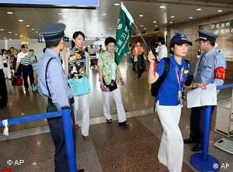 乘坐首班周末班机的大陆旅游团成员在上海浦东机场准备登机