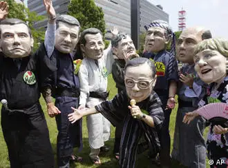 日本援助组织Oxfam扮演八国领导人，举行卡拉OK抗议活动，高唱Money, Money, Money
