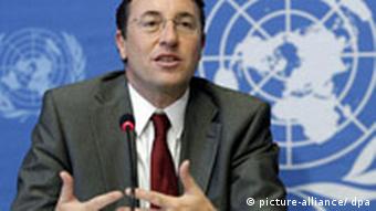 UNEP head Acheim Steiner in front of a UN logo