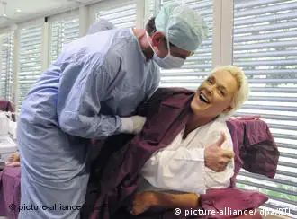 尼尔森在接受手术前对着镜头伸出了大拇指