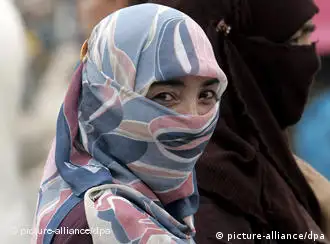 戴面纱的维吾尔妇女（2008年摄于新疆喀什）