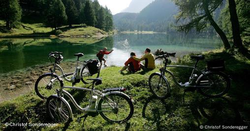 Die Elektro-Bikes erobern nicht nur den Alltag: auch für Ausflüge ins Grüne werden die Räder mit Akku immer interessanter.