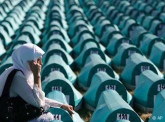 Eine bosnische Muslimin trauert an Särgen von Srebrencia-Opfern (Foto: AP)