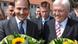 Radosław Sikorski (z l.) i Frank-Walter Steinmeier z kwiatami w ręku w Löcknitz Radosław Sikorski (z l.) i Frank-Walter Steinmeier z kwiatami w ręku w Löcknitz