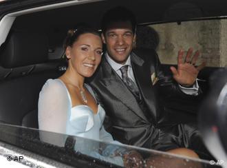 Soccer Star Ballack Marries Long Time Partner Germany News And In Depth Reporting From Berlin And Beyond Dw 14 07 2008