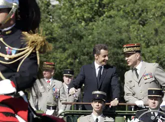 法国总统萨科奇在国庆阅兵式上