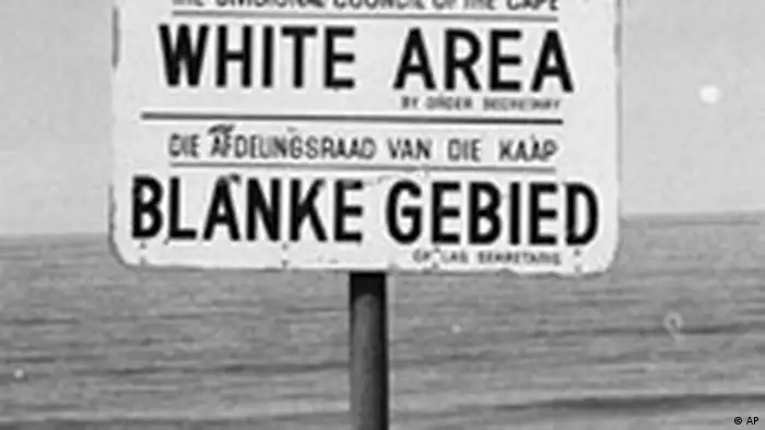 Schild weist am Strand darauf hin, dass sich Schwarze hier nicht aufhalten dürfen. (Foto: AP Photo) Rassentrennung