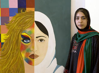 Die afghanische Künstlerin Khadija Hashemi und ihr Gemälde Passion - bei der Eröffnung der Ausstellung in der Landesvertretung des Freistaates Sachsen in Berlin. Foto: Arno Burgi dpa/lbn