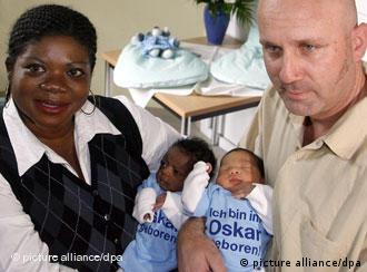 Felicitaciones! Florence Addo-Gerth, la madre, y Stephan Gerth, el padre, con sus mellizos blanco y negro en el hospital Oskar-Ziethen de Berlín.