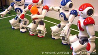 Vier Roboter stehen zusammen (Foto: Humboldt-Universität)