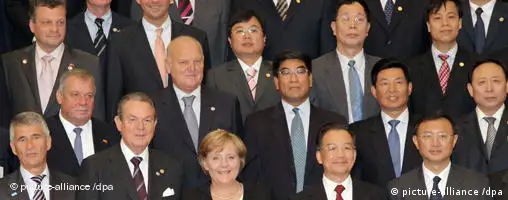 Angela Merkel mit deutschen und chinesischen Unternehmern freies Bildformat