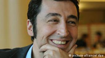 Cem Özdemir lächelt und stützt seinen Kopf auf seine Hand (Foto: picture-alliance)