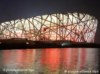 Das Olympiastadion in Peking bei Nacht. Foto: ChinaFotoPress +++(c) dpa - Report+++