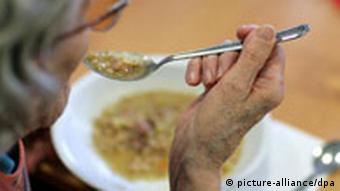 Eine 80-jährige Frau isst eine Suppe (Foto: dpa)