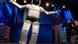 Roboter Asimo hebt die Arme und ein Bein Roboter Asimo hebt die Arme und ein Bein