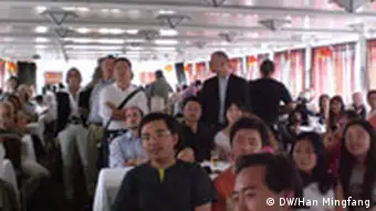 Chinesen und Deutschen feiern gemeisam auf einem Rheinschiff die Eröffnung der Olympischen Spiele Peking