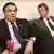 Kouchner (r.) sitzt neben Saakaschwili (AP Photo/George Abdaladze)
