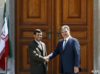 عبدالله گل و محمود احمدی‌نژاد در جریان یک دیدار در استانبول در اوت ۲۰۰۸