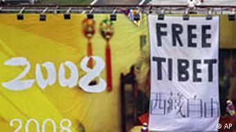 Protestbanner beim chinesischen Staatsfernsehen (AP, 15.08.2008)