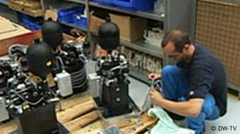 Techniker bei der Arbeit (Foto: DW)