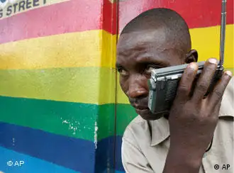 Ein Radio-Hörer in Sierra Leone