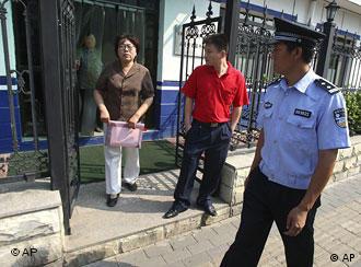 Sun Linwei hat gerade einen Protestantrag abgegeben - begleitet von zwei Sicherheitsbeamten (AP, 18.08.08)