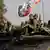 Gehen sie oder bleiben sie? Russische Truppen sitzen nordwestlich der georgischen Hauptstadt Tiflis auf einem Panzer (Foto: AP)