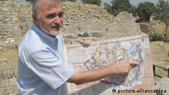 Der Leiter der Troja-Ausgrabungen, Prof. Ernst Pernicka, mit einem Plan der legendären antiken Stadt in den Händen vor der Stadtmauer von Troja am 18.08.2008