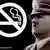 Adolf Hitler sa kapom na glavi i pored njega znak zabrane pušenja.