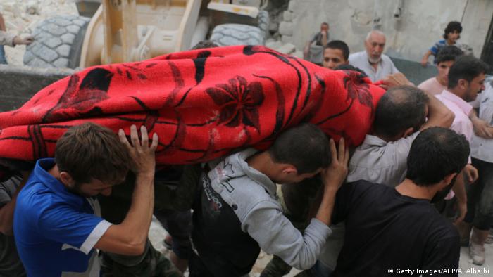 Мешканці Алеппо збирають тіла загиблих