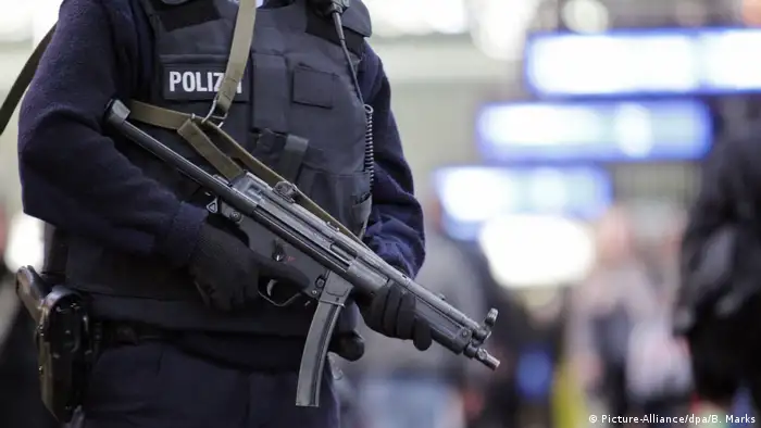 Symbolbild Mutmaßliches IS-Mitglied am Düsseldorfer Flughafen festgenommen