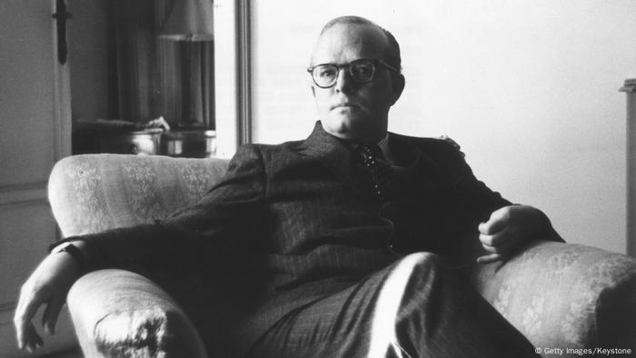 Las cenizas del escritor estadounidense Truman Capote fueron subastadas en Los Angeles por 45.000 dólares (40.000 euros). De momento se desconoce quién adquirió la pequeña caja de madera con los restos del famoso escritor y periodista, autor de A sangre fría y Desayuno en Tiffany's, nacido en Nueva Orleans en 1924. (24.09.2016)
