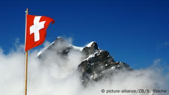 Schweiz Berner Alpen Volksabstimmung Symbolbild