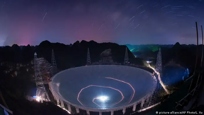 China weltgrößtes Radioteleskop (picture-alliance/AP Photo/L. Xu)