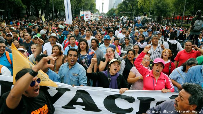 Mexiko Proteste Angehörige der vermissten Studenten (picture-alliance/AP Photo/M. Ugarte)