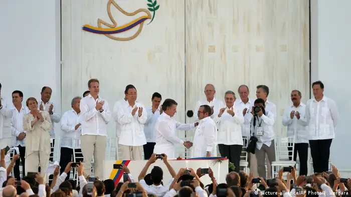 Kolumbien Unterzeichnung des Friedensvertrags (picture-alliance/AP Photo/F. Vergara)