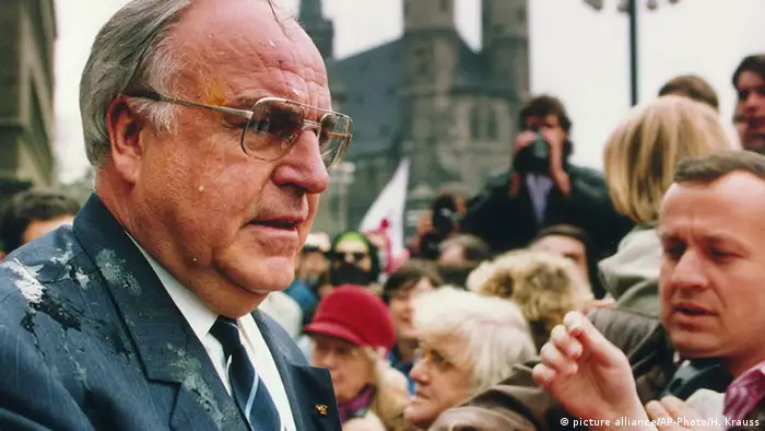 Deutschland Helmut Kohl zu Besuch in Halle Eierwurf (picture alliance/AP-Photo/H. Krauss)